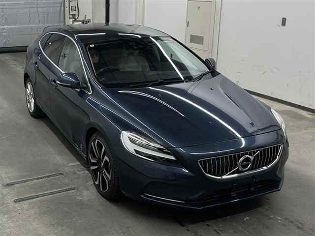 2020 VOLVO V40