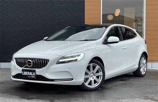 2020 VOLVO V40