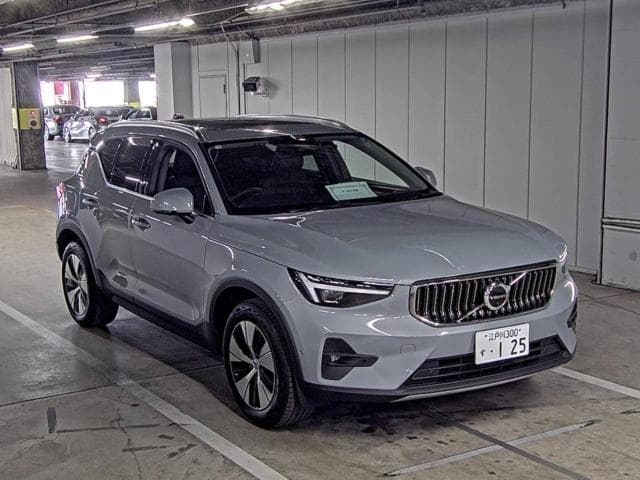 2026 VOLVO XC40